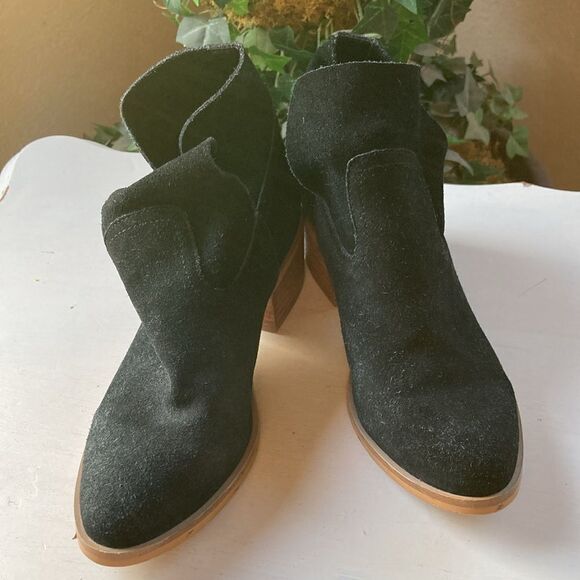 Steve Madden Black Suede Booties Size 7M Flaw - Picture 2 of 14